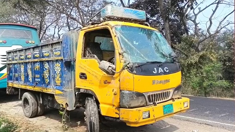 ঢাকা-বরিশাল মহাসড়কে ট্রাক উল্টে নিহত ২